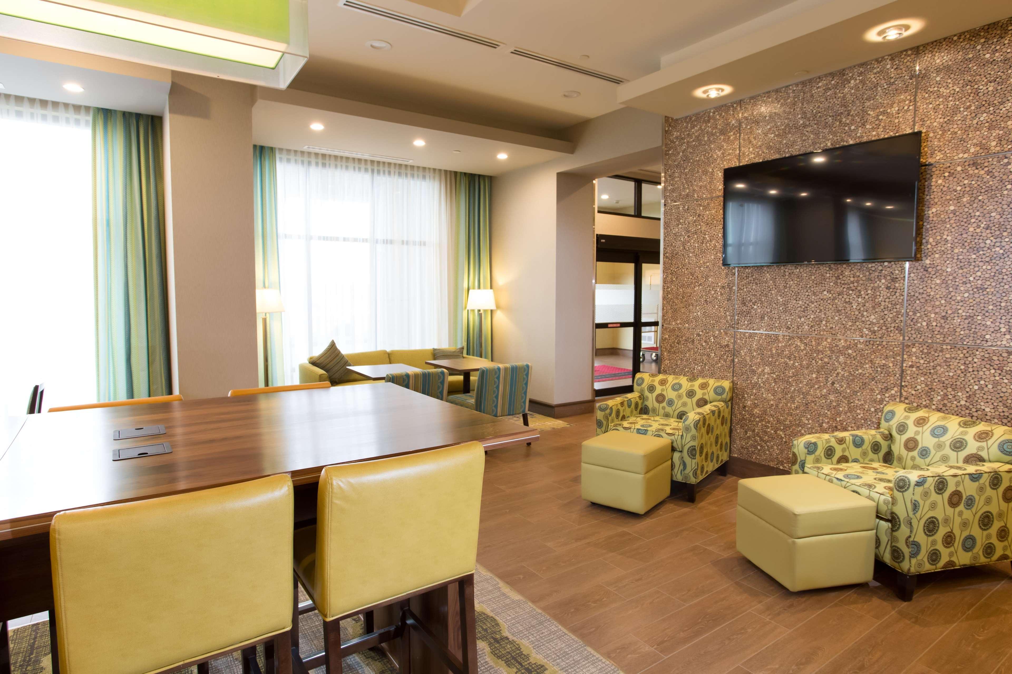Hampton Inn By Hilton Lloydminster Exterior foto