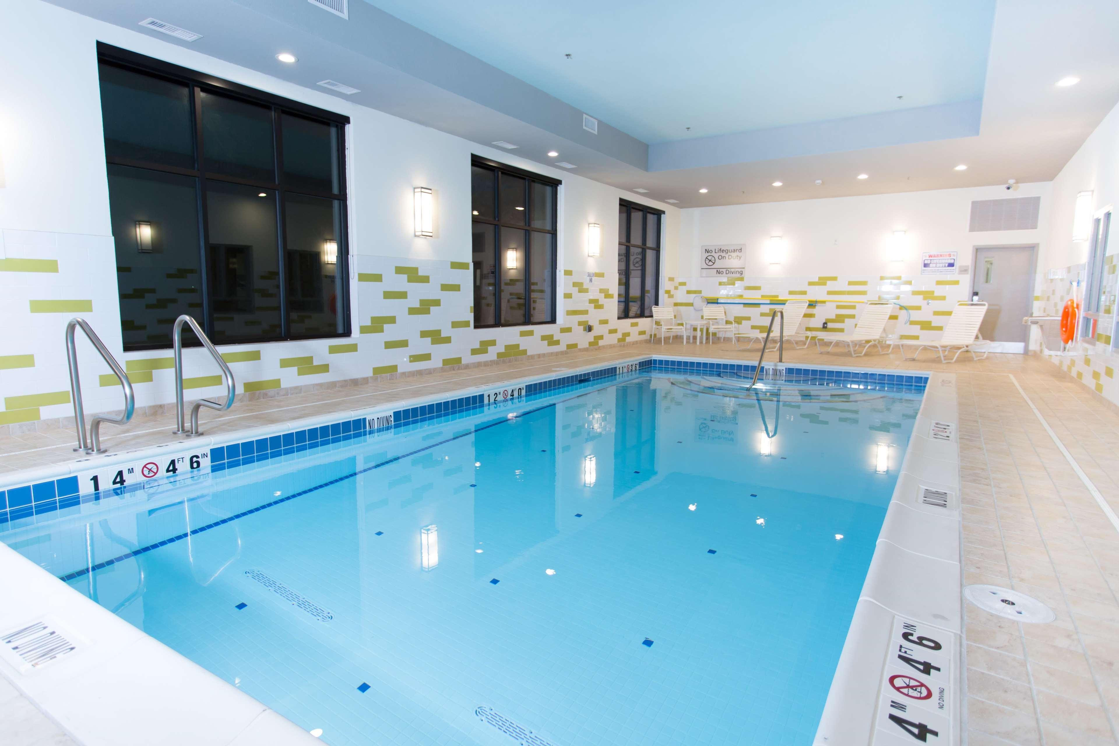Hampton Inn By Hilton Lloydminster Exterior foto